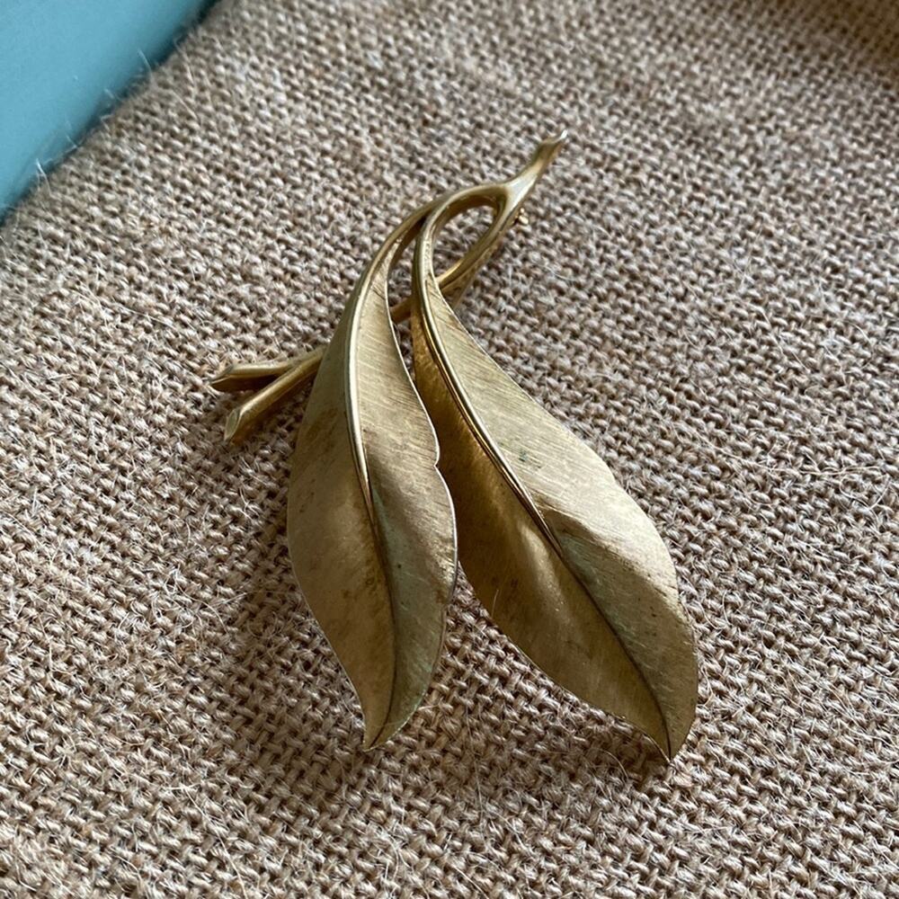 Vintage Crown Trifari gold leaf brooch